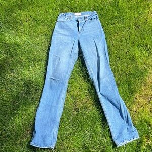 A&F 90s Ultra High Rise Jeans Size 6XtraLong (28waist) Medium Wash. BARELY WORN!